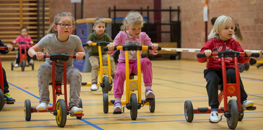 Rollebolle, Kronkeldiedoe, Alles met de bal, ... Kies voor een halve dag bewegingsactiviteit op maat van je leerlingen
